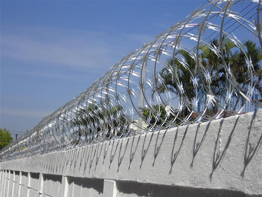 Cerca de arame farpado para muro - HF Metalúrgica