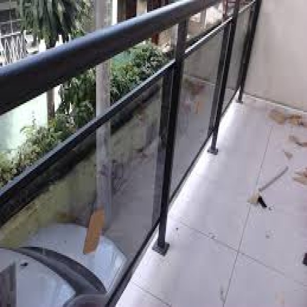 Guarda corpo de alumínio e vidro