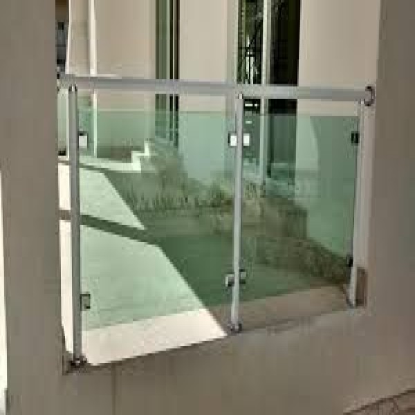 Guarda corpo de alumínio e vidro