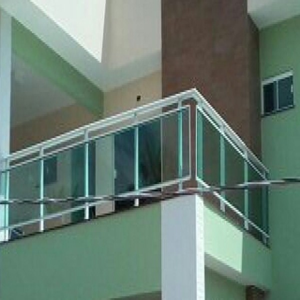 Guarda corpo de alumínio e vidro