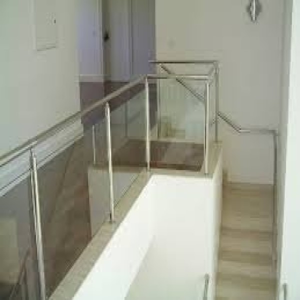 Guarda corpo de alumínio e vidro