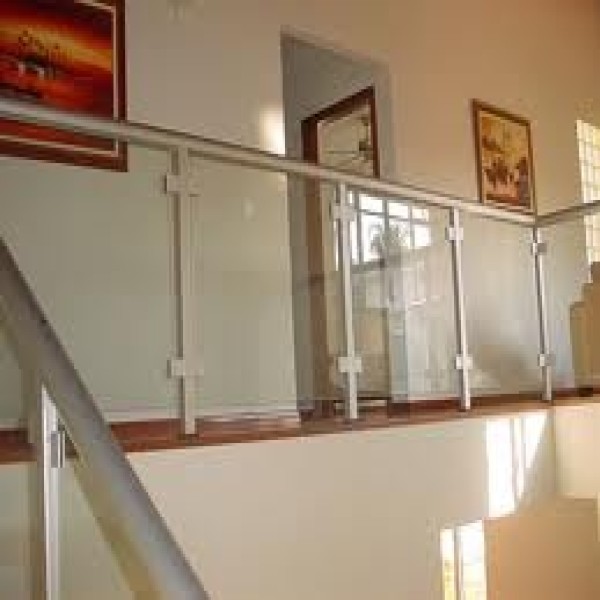 Guarda corpo de alumínio e vidro