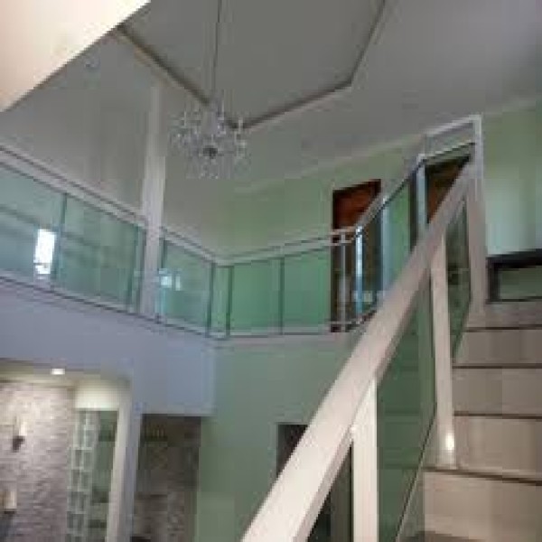 Guarda corpo de alumínio e vidro