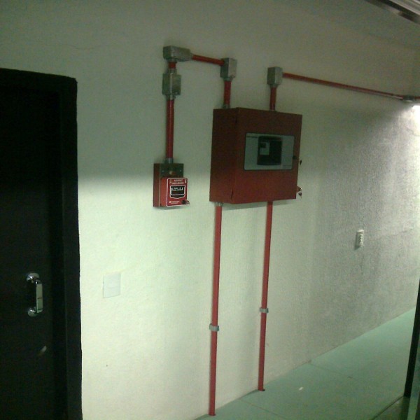 Sistema automático de detecção e supressão de incêndio