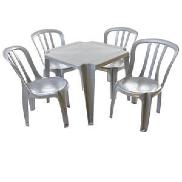 Cadeira e mesa de plástico