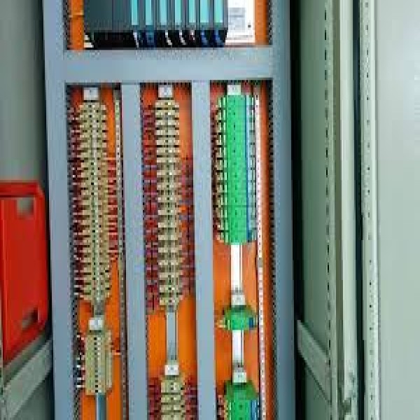 Quadro de distribuição elétrica com barramento