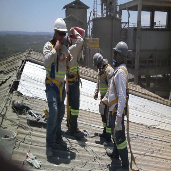 Reparos em telhados industriais
