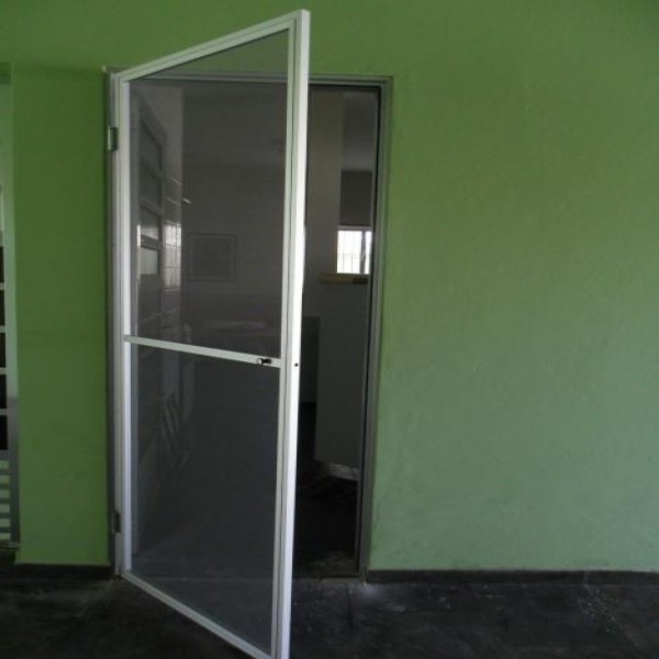 Tela mosquiteira para porta