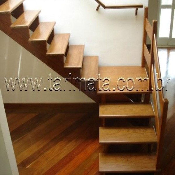 Escada de madeira com patamar 