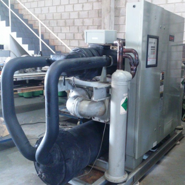 Manutenção de sistema de refrigeração industrial chiller