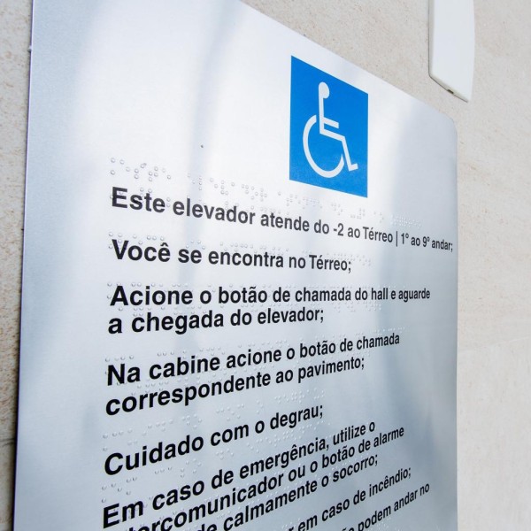 Placa em braille para elevador