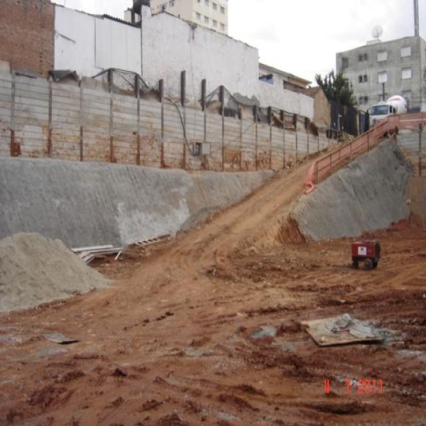 Painel duplo para cortina de contenção