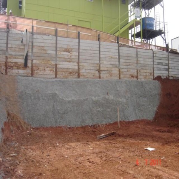 Painel duplo para cortina de contenção