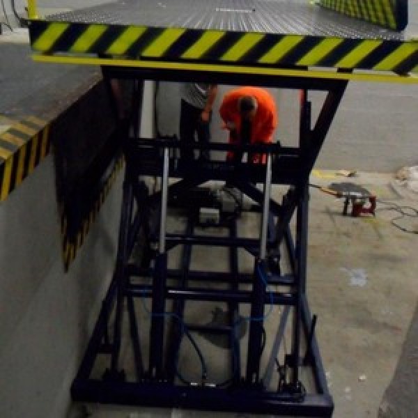 Plataforma elevatória pantográfica estacionária