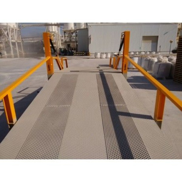 Plataforma elevatória rebocável usada