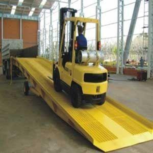 Plataforma elevatória rebocável usada