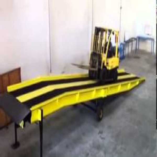 Plataforma elevatória rebocável