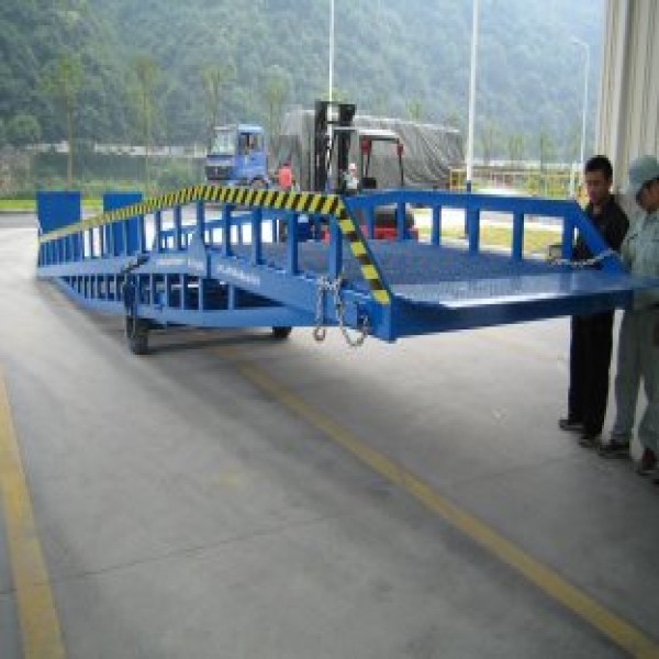 Plataforma elevatória rebocável