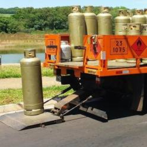 Plataforma elevatória cargas veiculares para cilindros de gases