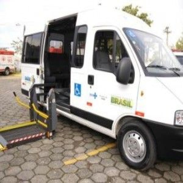 Plataforma elevatória de acessibilidade para vans