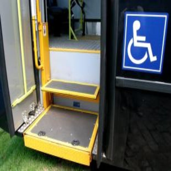 Plataforma elevatória de acessibilidade para vans