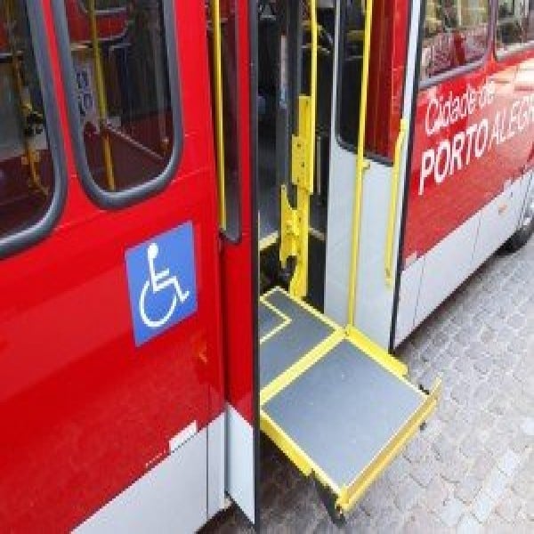 Plataforma elevatória de acessibilidade para vans