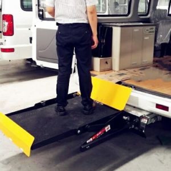 Plataforma elevatória de acessibilidade para vans