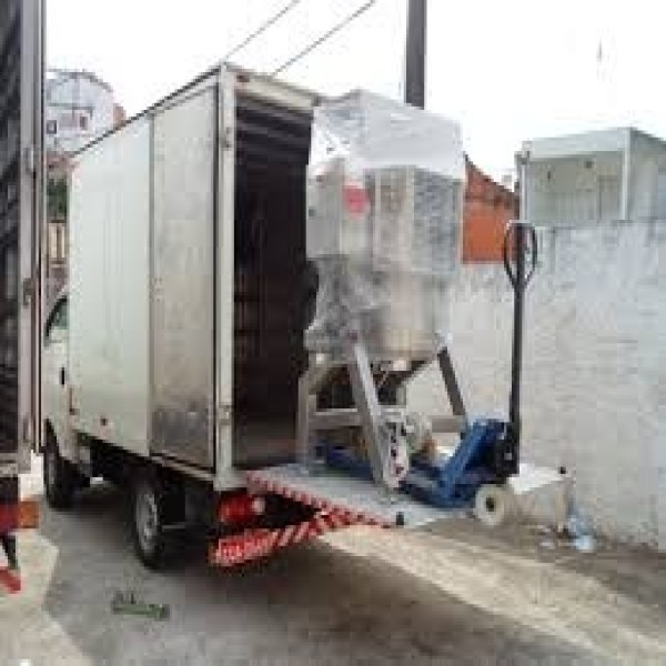 Plataforma elevatória para caminhão baú