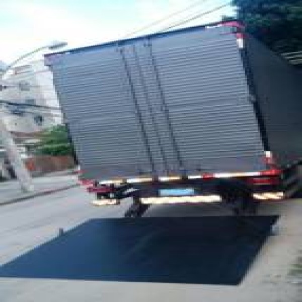 Plataforma elevatória para caminhão baú