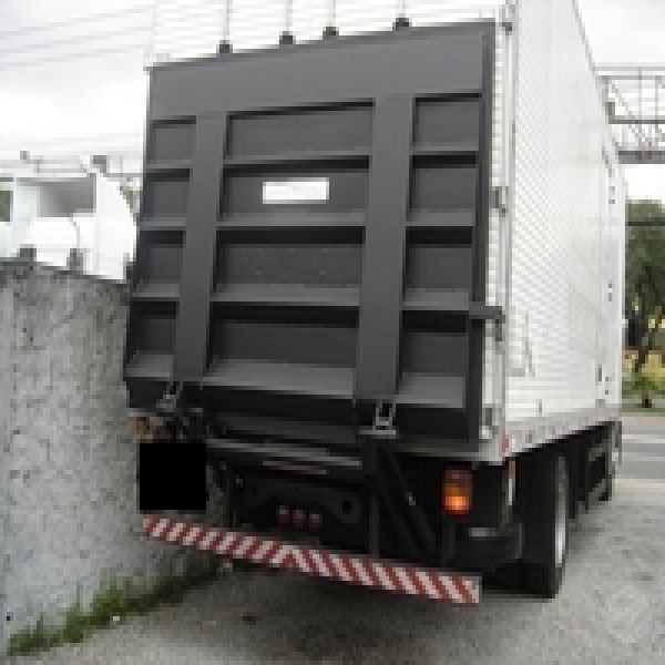 Plataforma elevatória para caminhão baú