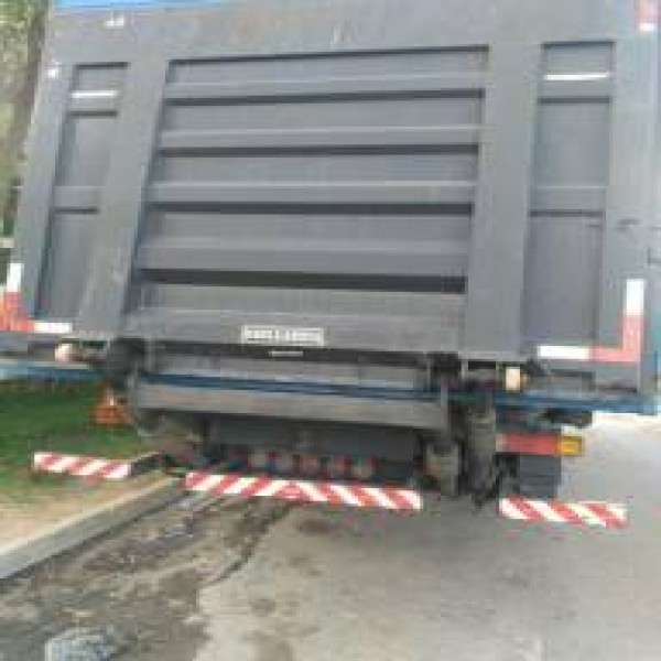 Plataforma elevatória para caminhão baú