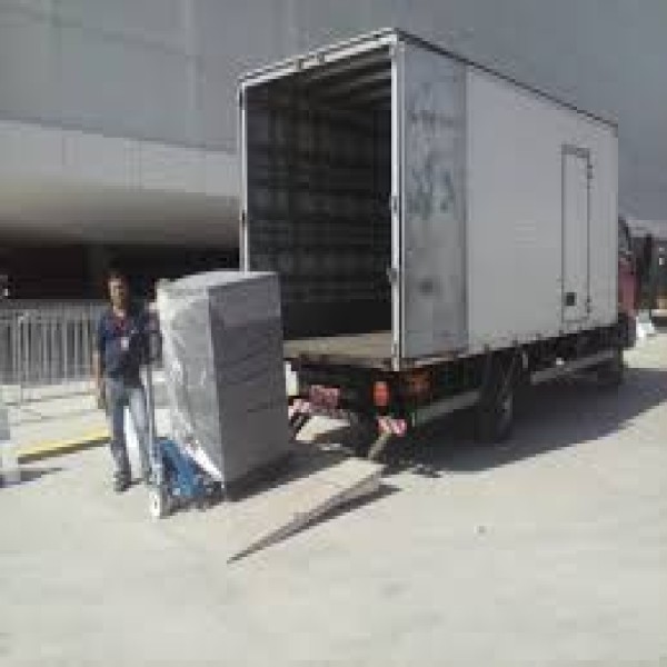 Plataforma elevatória para caminhão baú