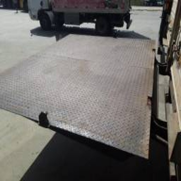 Plataforma elevatória para caminhão baú
