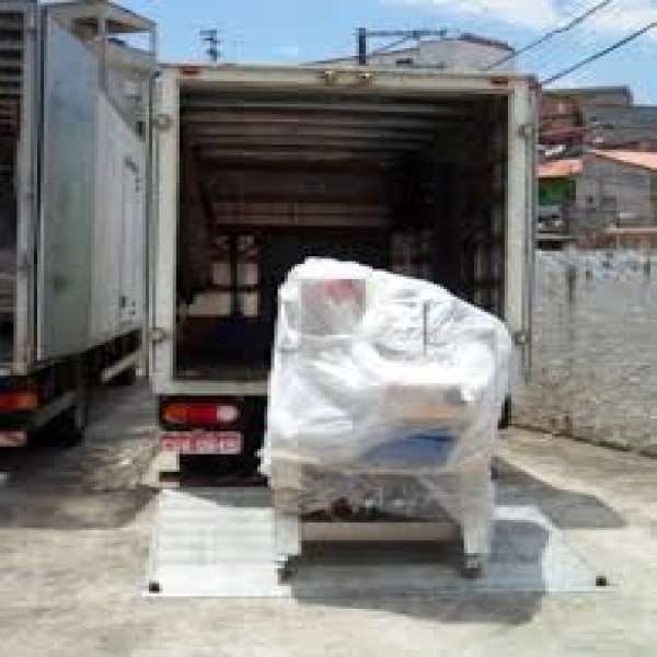Plataforma elevatória para caminhão baú