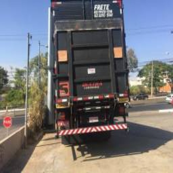 Plataforma elevatória para caminhão