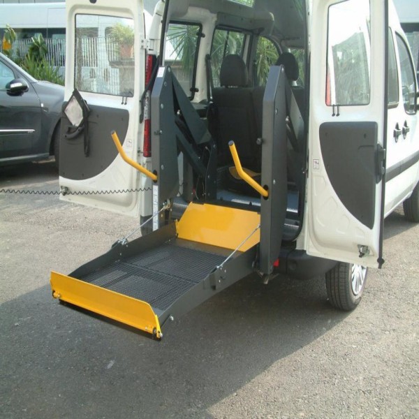 Plataforma veicular para cadeira de rodas