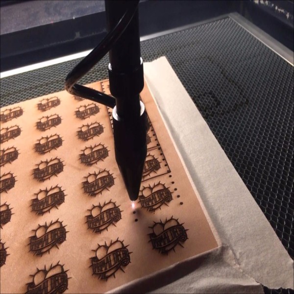 Máquina de cortar tecido a laser