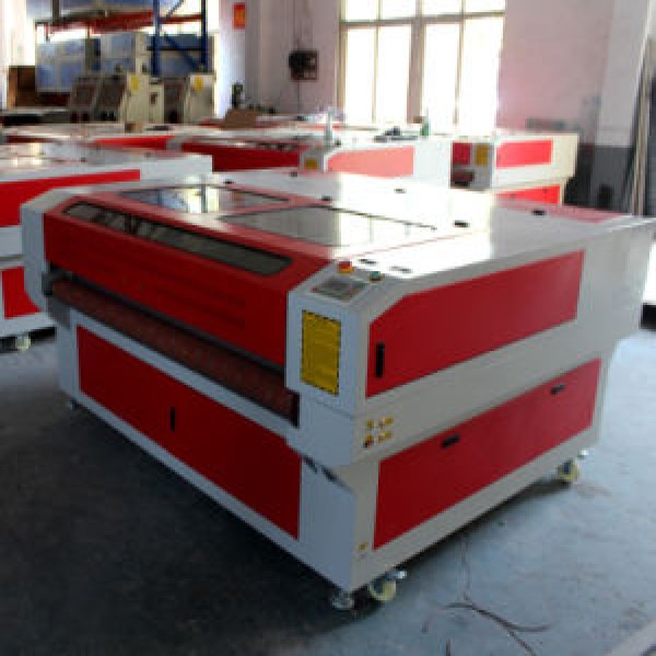 Máquina de cortar tecido a laser