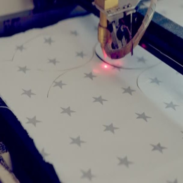 Máquina de cortar tecido a laser