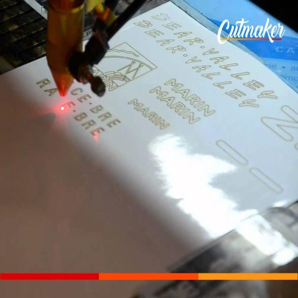 Máquina de corte a laser adesivo