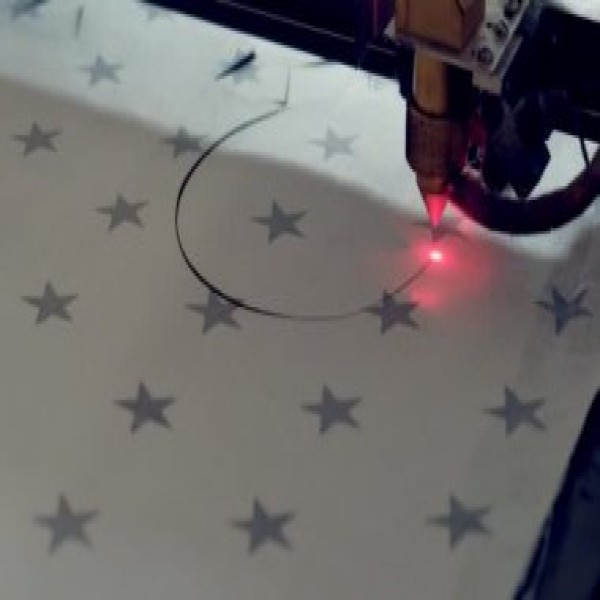 Máquina de corte a laser para tecido