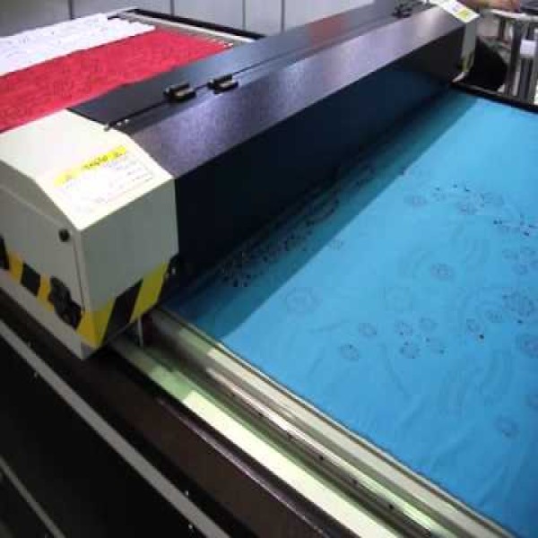 Máquina de corte a laser para tecido