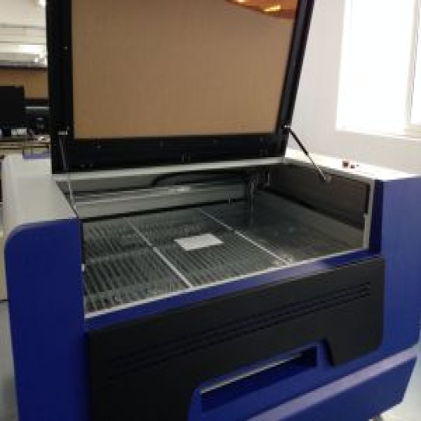 Máquina de corte e gravação a laser