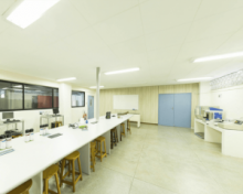 Laboratório de ensaios mecânicos e metalográficos