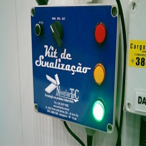 Semáforo com sensores para doca