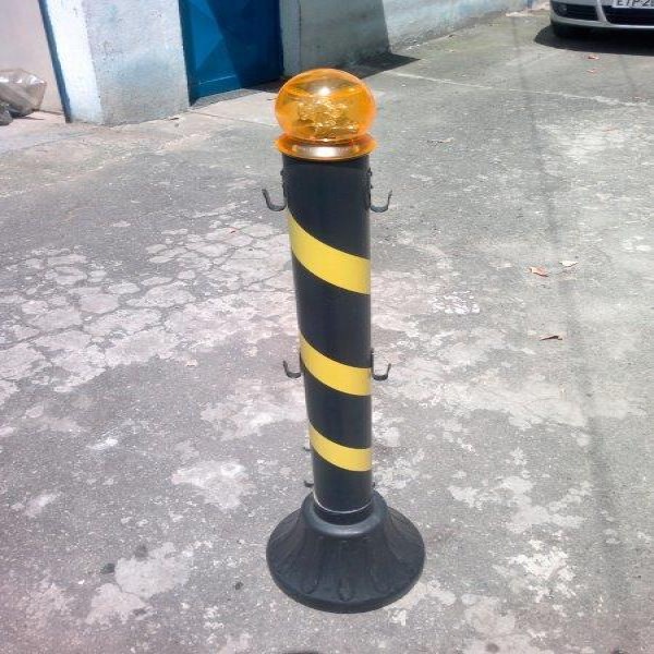 Pedestal com corrente plástica