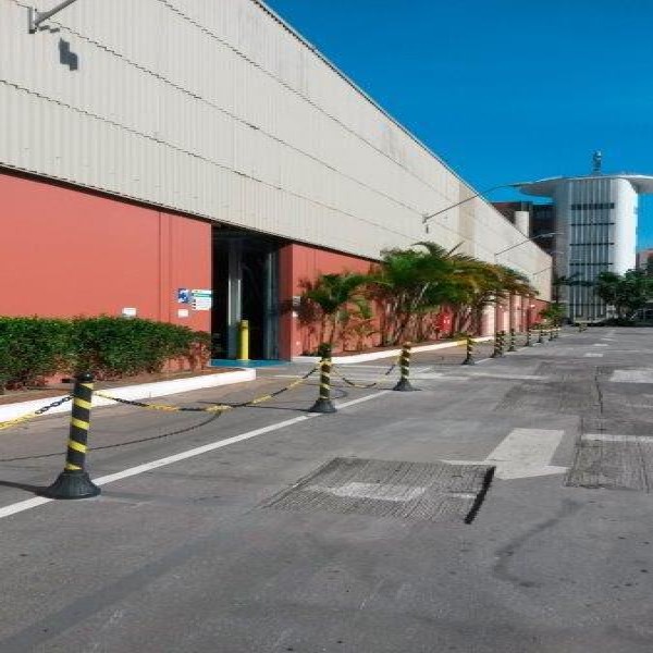 Pedestal com corrente plástica