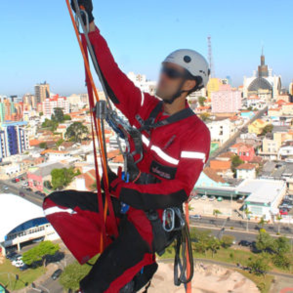 Acesso por corda industrial