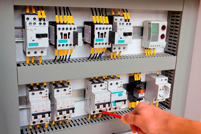 Montagem de painel comando elétrico