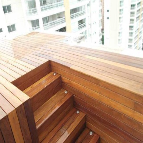 Deck de madeira com escada